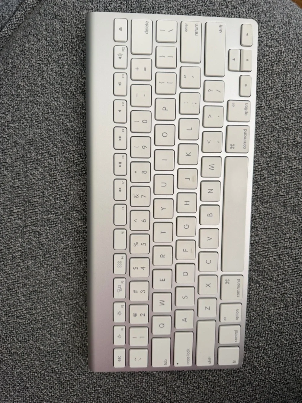 Apple Bluetooth Keyboard - Slim Design A1314